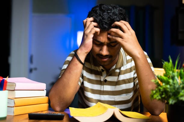 परीक्षा का डर से परेशान विद्यार्थी