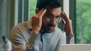 “काम के दबाव से परेशान व्यक्ति बर्नआउट की स्थिति में”